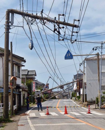 台風の影響で根元から折れ曲がった電柱＝２０１９年９月９日午前１１時半ごろ、館山市船形