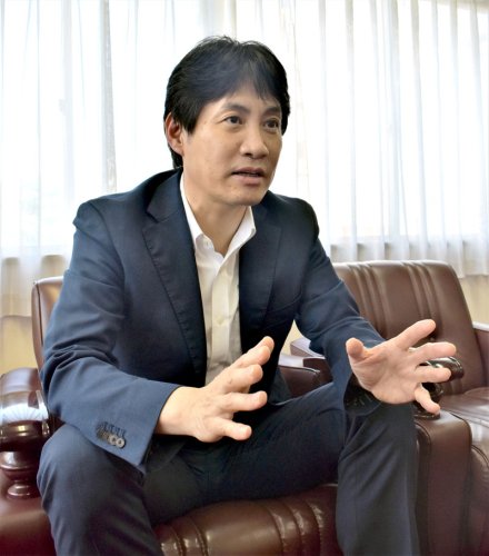 インタビューに応じる関東経済産業局の太田局長＝３１日、千葉市中央区