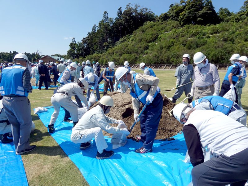 自主防災組織のメンバーも参加して行われた水防訓練＝７月、茂原市