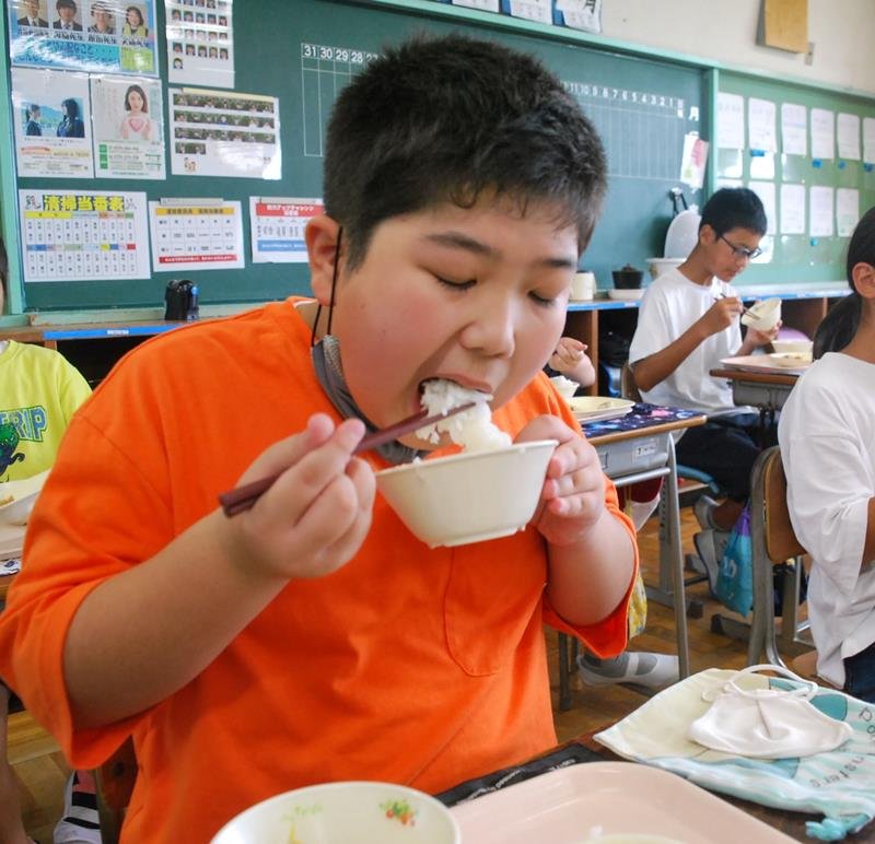 ５年生４６人　稲刈り挑戦　新米、給食で味わう　長生地域