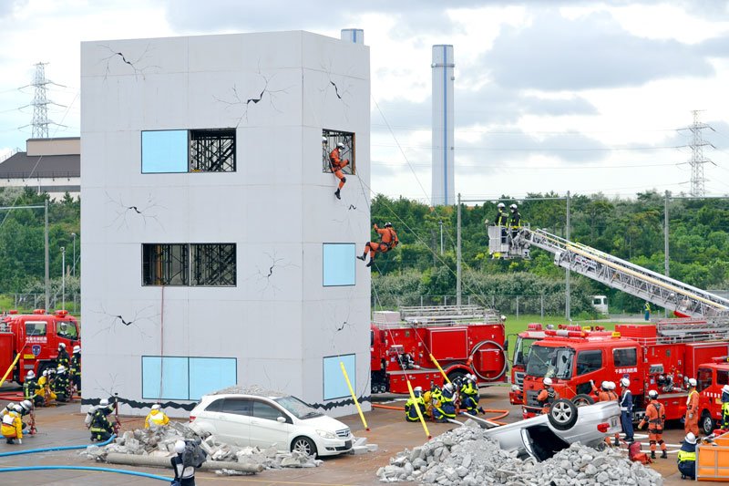 県警や千葉市消防、航空自衛隊などが高層建物に取り残された市民を救出する訓練を行った＝１日、千葉市中央区