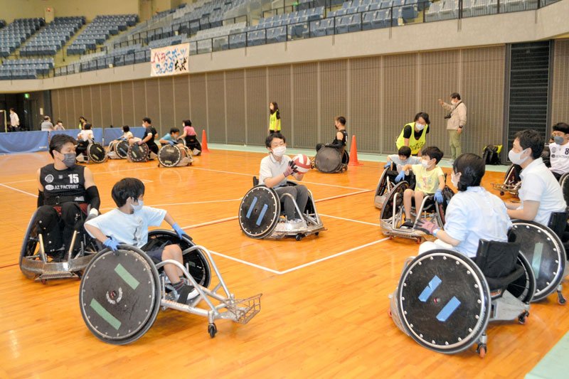 車いすラグビーチーム「ＲＩＺＥ　ＣＨＩＢＡ」の選手がパスの出し方をレクチャーした＝３日、千葉市中央区の千葉ポートアリーナ