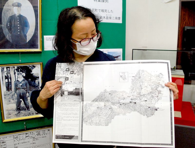 戦争史跡マップを説明する学芸員＝睦沢町立歴史民俗資料館
