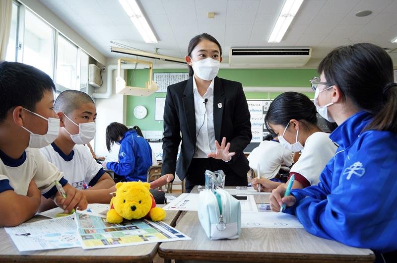 「五輪の価値」の生かし方について中学生に助言する山田さん＝大多喜中
