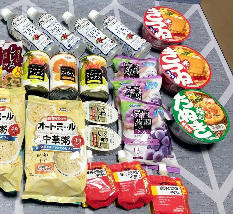 千葉市内の新型コロナ自宅療養者に届けられた「アリナミンメディカルバランスＮ」などの食品（読者提供）