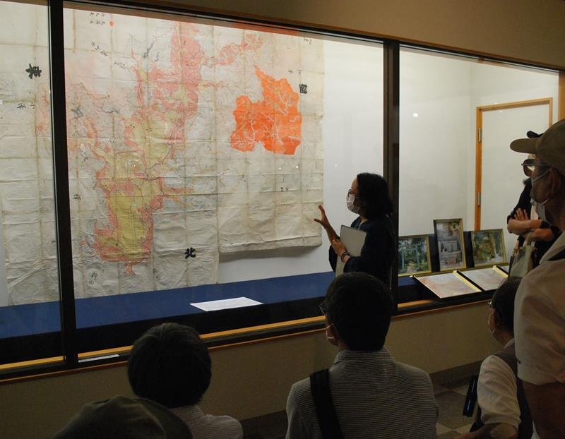 上総広常の居城跡と伝わる「殿台」の記載がある旧布施村絵図を解説する学芸員＝睦沢町立歴史民俗資料館

