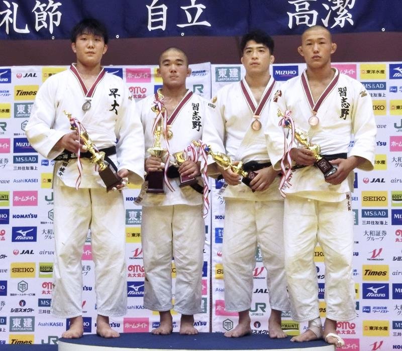 男子８１キロ級で優勝した伊沢直乙斗（左から２人目）＝埼玉県立武道館（共同）