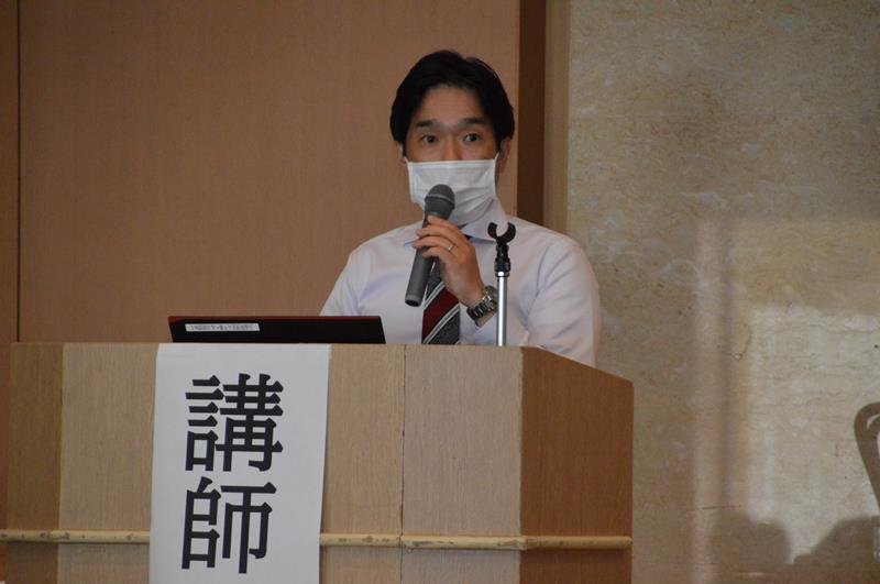 登壇した「あおぞら診療所」の児玉医師＝千葉市中央区

