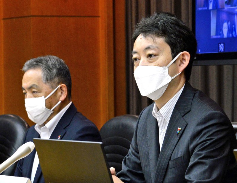 新型コロナの県対策本部会議であいさつする熊谷知事（右）＝１４日、千葉県庁