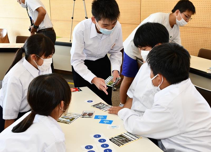 ＳＤＧｓを学ぶカードゲームで遊ぶ生徒たち＝香取市立新島中学校
