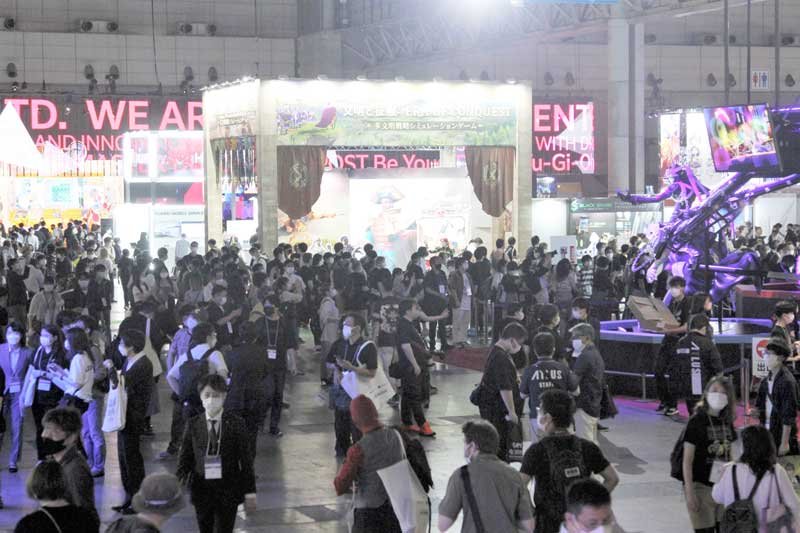 ３年ぶりの対面開催でにぎわう東京ゲームショウの会場＝１５日、千葉市美浜区