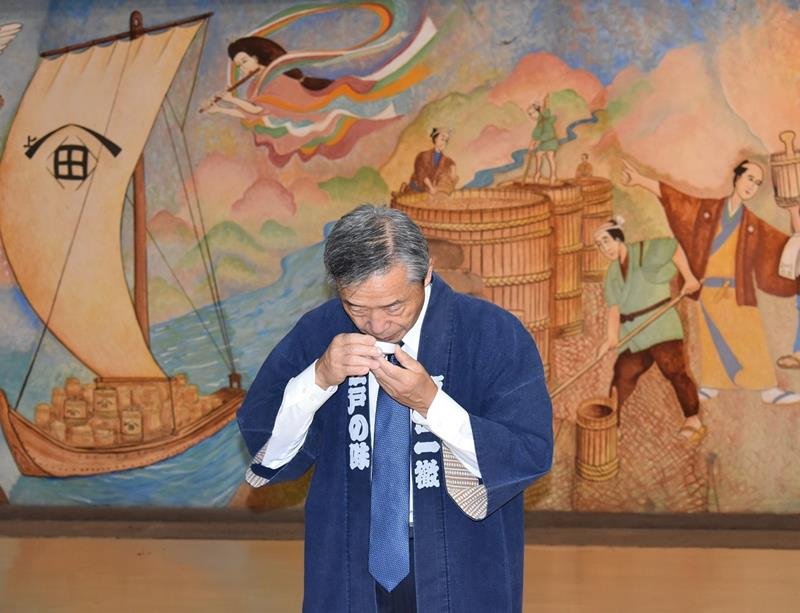 今年の出来を確かめる濱田社長（ヒゲタ醤油提供）
