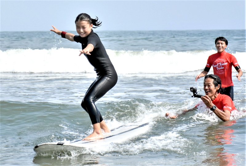 サーフィンを楽しむ太東小６年の女児＝いすみ市・太東海岸