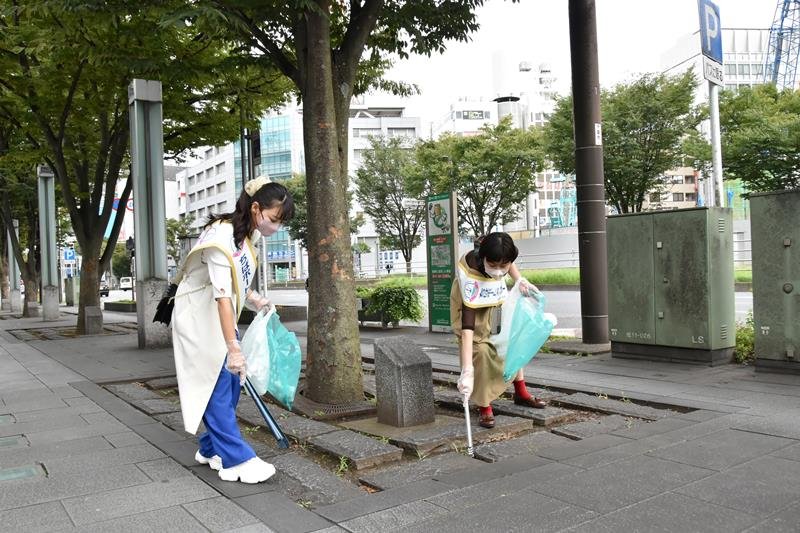 ごみを拾う鈴木海那さん（左）と鈴木樹衣さん＝千葉市中央区
