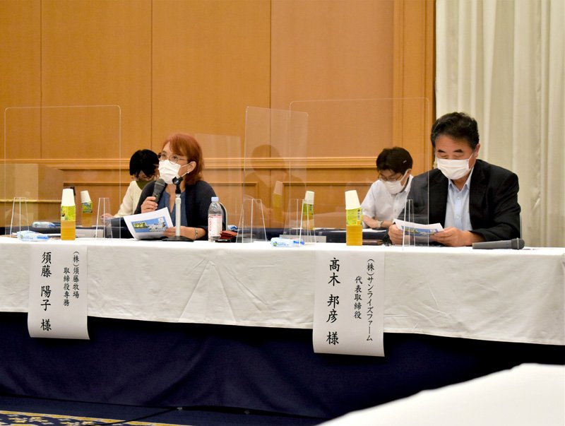 ６次産業化の現状について説明する「須藤牧場」の須藤専務（左）＝千葉市中央区