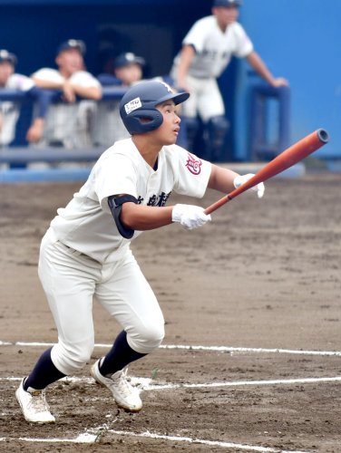 習志野―市船橋　１回裏市船橋１死一、二塁、篠崎が右越えに先制の３点本塁打を放つ＝県総合ＳＣ