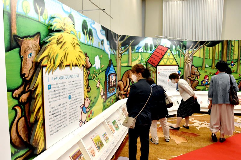 国内外の名作が並ぶ「絵本とわたしの物語展」＝２１日、千葉市美浜区