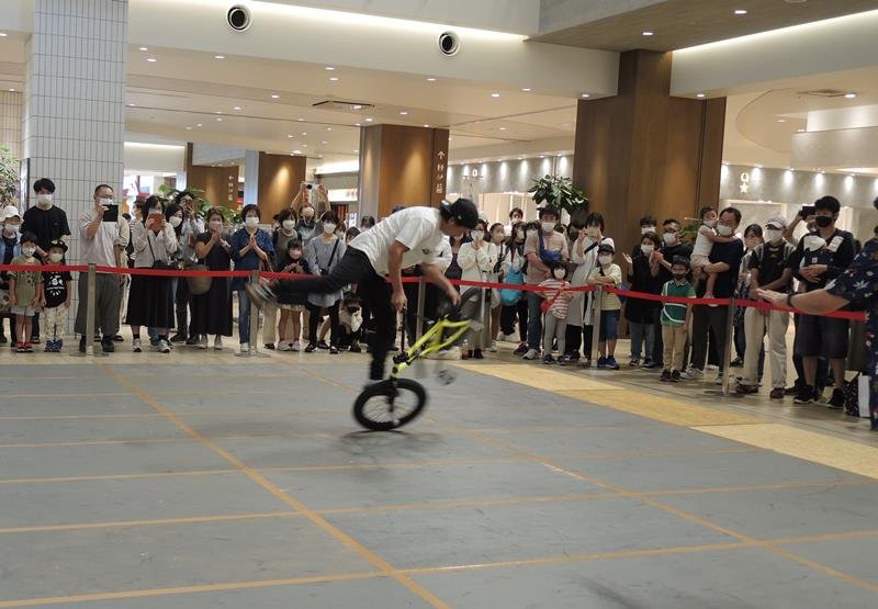 華麗なパフォーマンスを見せる佐々木選手＝２３日、松戸市
