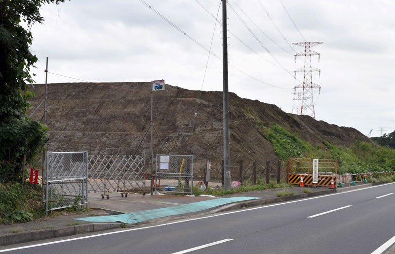 約８万６千立法メートルの土砂が持ち込まれ盛り土が造成されている現場＝１６日、野田市木野崎