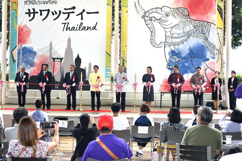 式典でテープカットするシントン大使（左から５人目）ら＝千葉市美浜区
