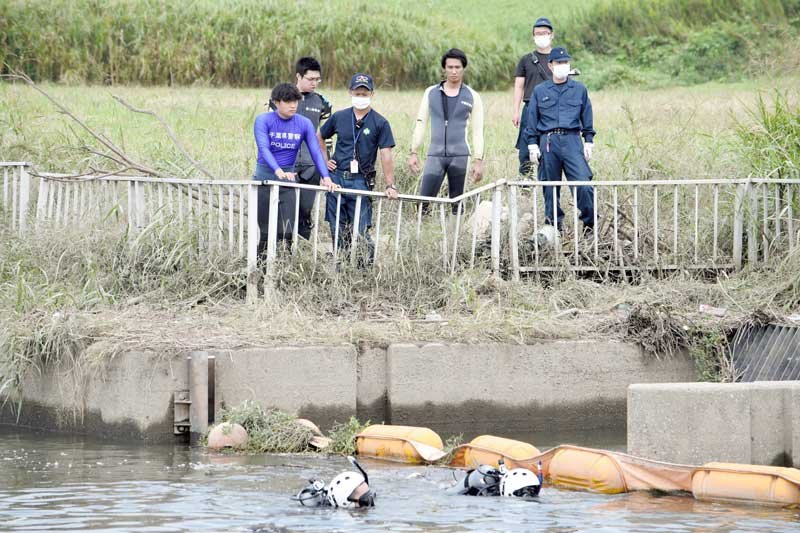 南さんの帽子が見つかった取水口周辺を捜索する捜査員＝２９日午前１１時２５分ごろ、松戸市