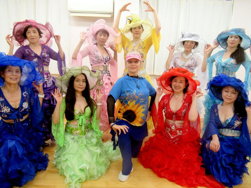 ヴィクトリヤ・コロミエイツさん（前列中央）と、創作ダンスのポーズをとる生徒ら＝市川市