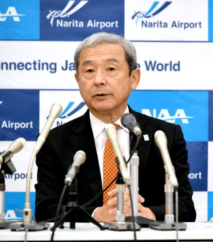 定例記者会見を行うＮＡＡの田村社長＝２９日、成田市
