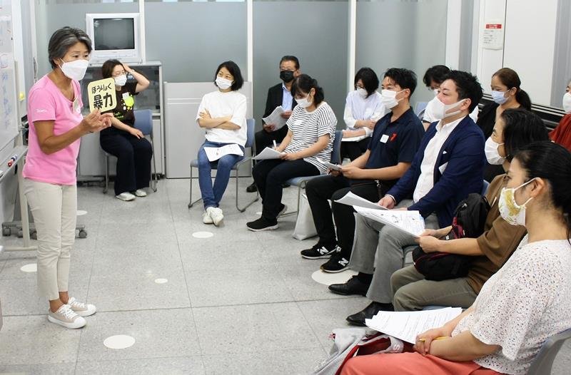 公開講座でＣＡＰのプログラムについて説明する滝川代表（左）＝千葉市美浜区の美浜保健福祉センター
