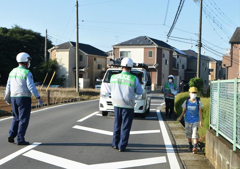 スクールゾーンで取り締まりを行う千葉北署員ら＝３０日午前７時２５分ごろ、千葉市花見川区
