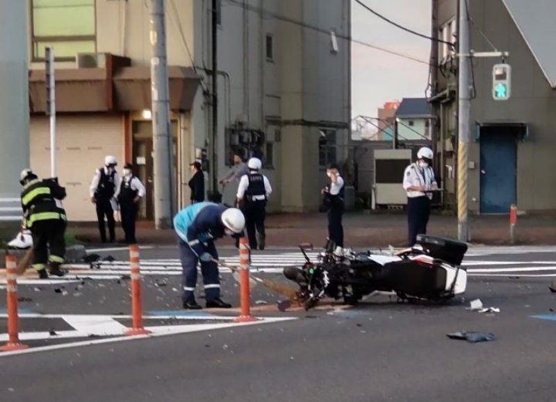 衝突事故で転倒したバイク＝２日午前、千葉市若葉区（読者提供）
