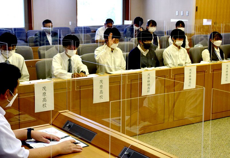 茂原の強みや課題を尋ねる生徒たち＝茂原市役所