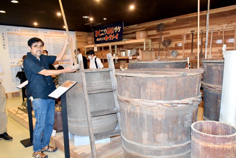 多数の道具類が並ぶ日本酒博物館＝銚子市
