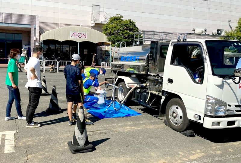 静岡市清水区で応急給水活動を行う県職員（千葉県提供）