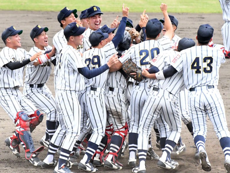 情報大─武道大　３７度目のリーグ優勝を決め、喜ぶ武道大ナイン＝長生の森
