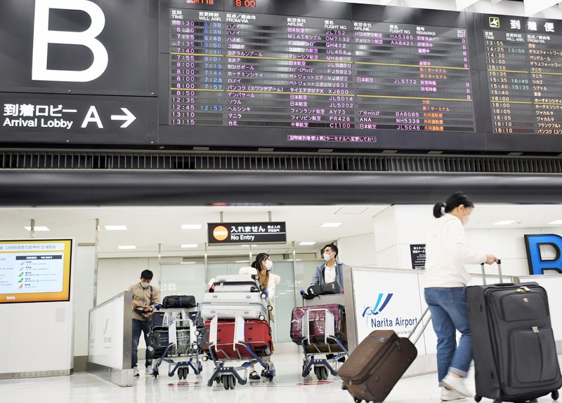 「やっと日本来られた」　成田空港で笑顔　きょう水際対策緩和　訪日客の「個人旅行」解禁　円安も追い風に