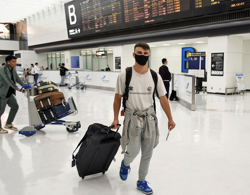 訪日個人旅行が解禁された１１日、成田空港に到着し、笑顔で目的の観光地に向かう外国人＝１１日午前８時３５分ごろ、成田市