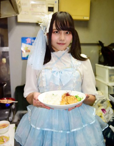 キッチンで作った「豆板醤マヨチキン」を紹介するうりさん＝９日、船橋市の「Ｂｅｌｌｅ　Ａｍｉｅ」

