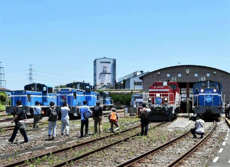 ６月に開催したツアー「Ｄパワー」で、京葉臨海鉄道の基地見学を楽しむ参加者（ＪＲ千葉支社提供）
