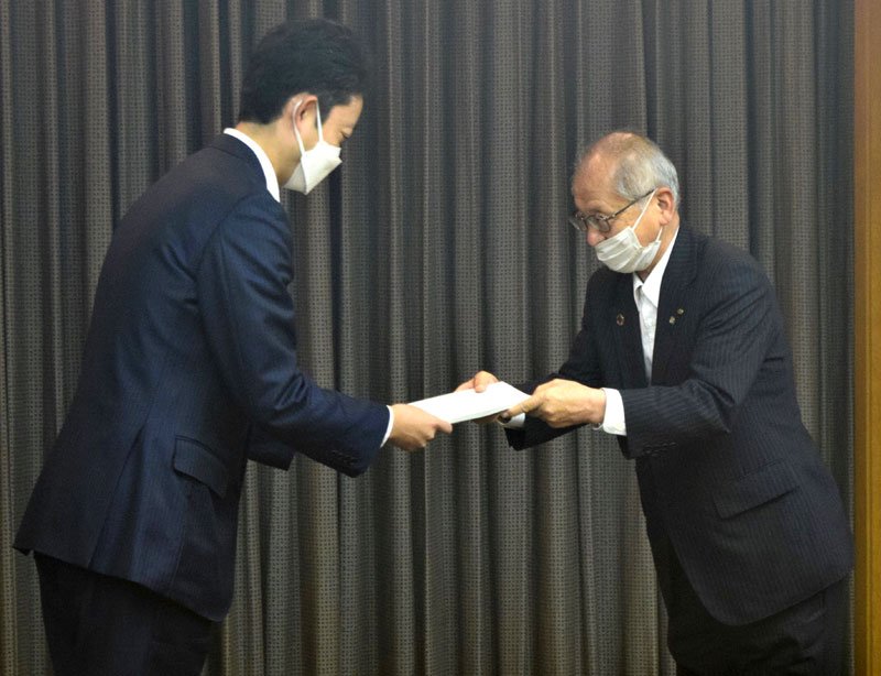 千葉県人事委員会勧告書を手渡す諸岡委員長（右）と熊谷知事＝１３日、県庁
