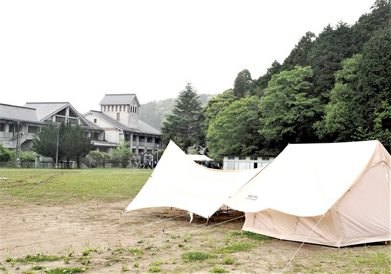 廃校を利活用してオープンしたキャンプ場＝君津市
