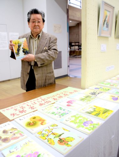 文芸もばらの表紙絵を手掛ける矢部さん＝茂原市立美術館・郷土資料館