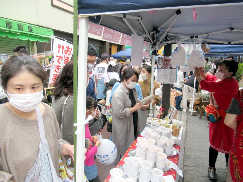 客でにぎわう「いちフェス」＝市川市