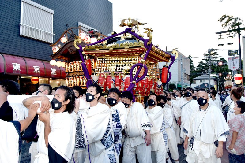 山車や御神酒所、みこしが威勢良く練り歩く佐倉の秋祭り＝１５日、佐倉市新町