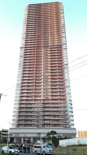 ２５階から転落したとみられる男児が死亡した高層マンション＝2日、千葉市美浜区