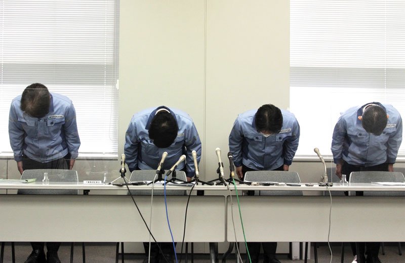 記者会見で謝罪する日本製鉄東日本製鉄所の谷潤一所長（左から２人目）ら＝８月１８日、千葉県庁
