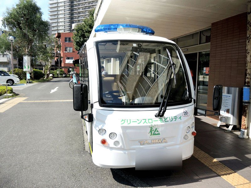 松戸市が地域の足として導入した低速度の電動ワゴン車＝２１日、同市役所（画像の一部を加工しています）