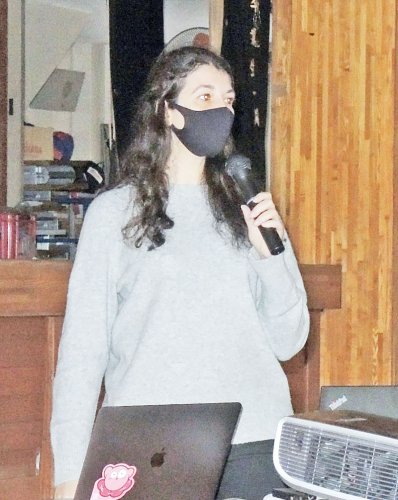 県立柏南高で講演するシリア人女性＝柏市
