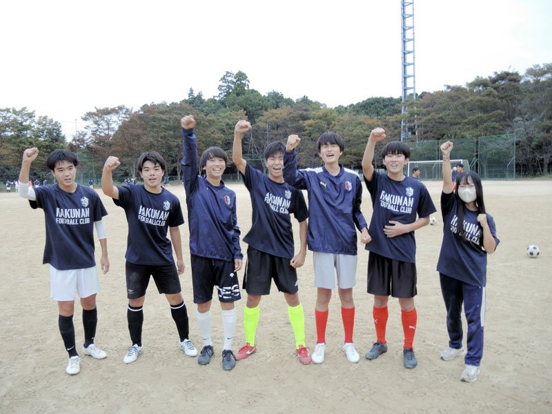 「中山選手がんばれ！」とグラウンドからエールを送る柏南高のサッカー部員ら＝１日、柏市