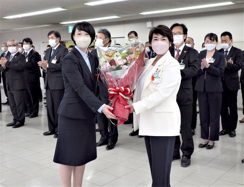 ２期目の就任式に臨み、職員から花束を贈られる石井市長（右）＝１日、君津市
