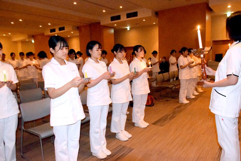 引き締まった表情で式に臨む１年生＝旭市